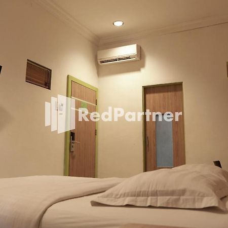 Wisma Sederhana Mitra Reddoorz Медан Екстер'єр фото