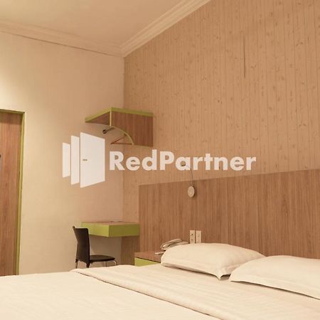 Wisma Sederhana Mitra Reddoorz Медан Екстер'єр фото
