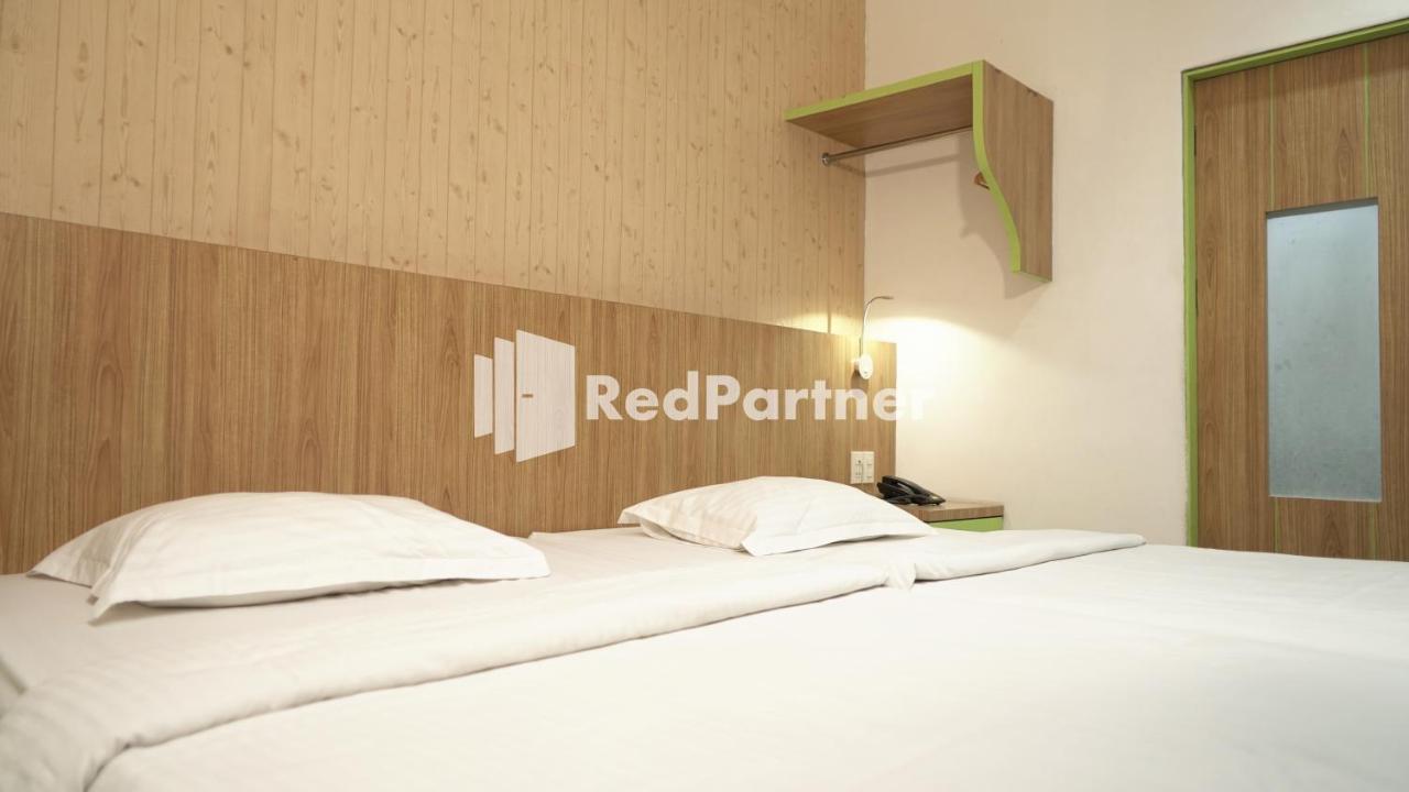 Wisma Sederhana Mitra Reddoorz Медан Екстер'єр фото