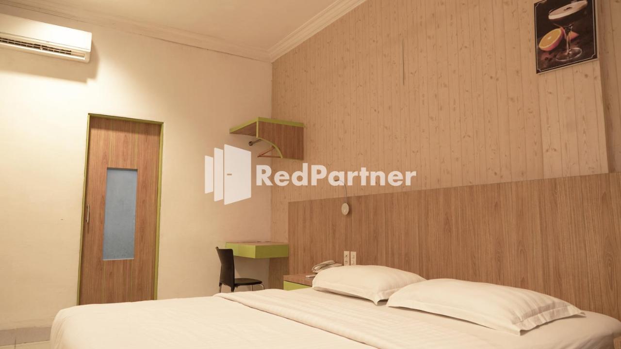 Wisma Sederhana Mitra Reddoorz Медан Екстер'єр фото