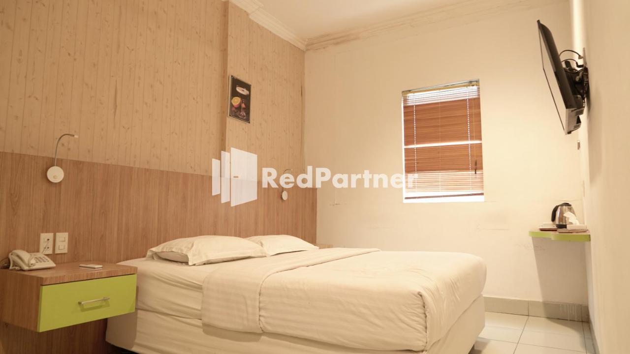 Wisma Sederhana Mitra Reddoorz Медан Екстер'єр фото