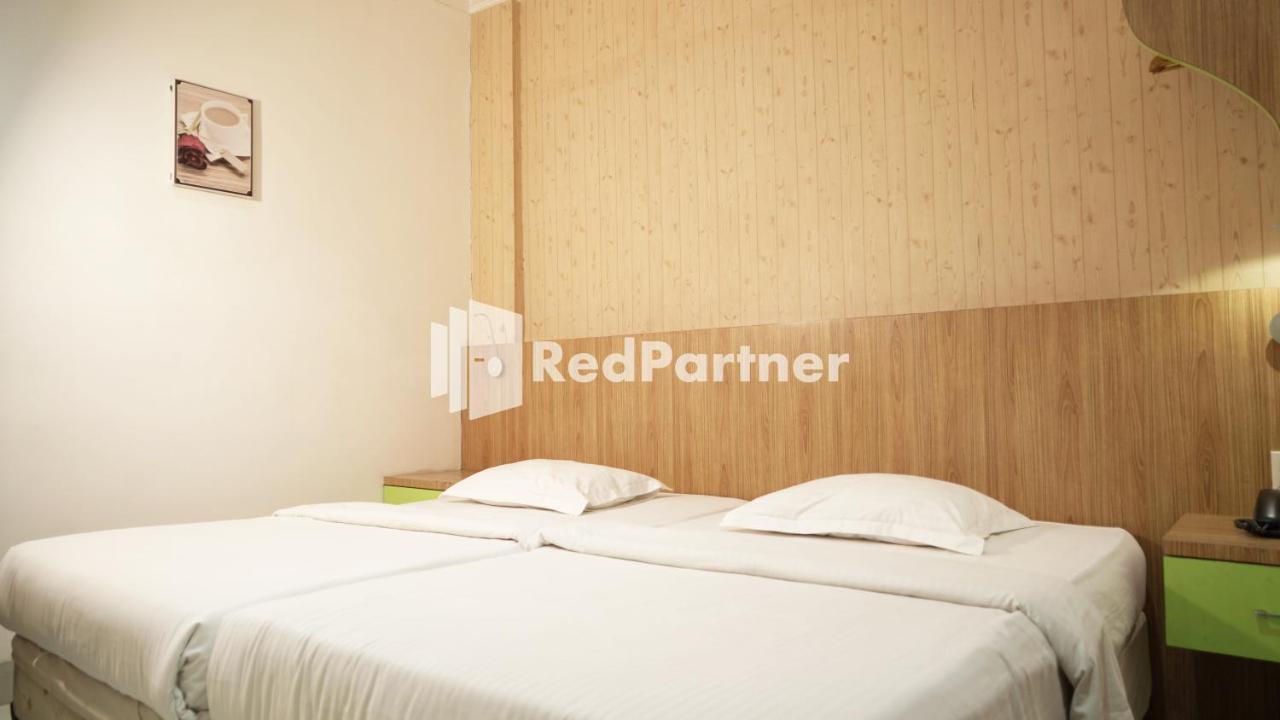Wisma Sederhana Mitra Reddoorz Медан Екстер'єр фото