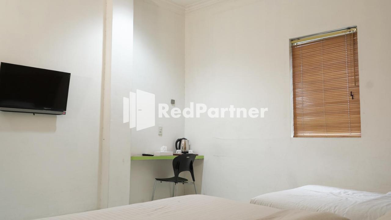 Wisma Sederhana Mitra Reddoorz Медан Екстер'єр фото