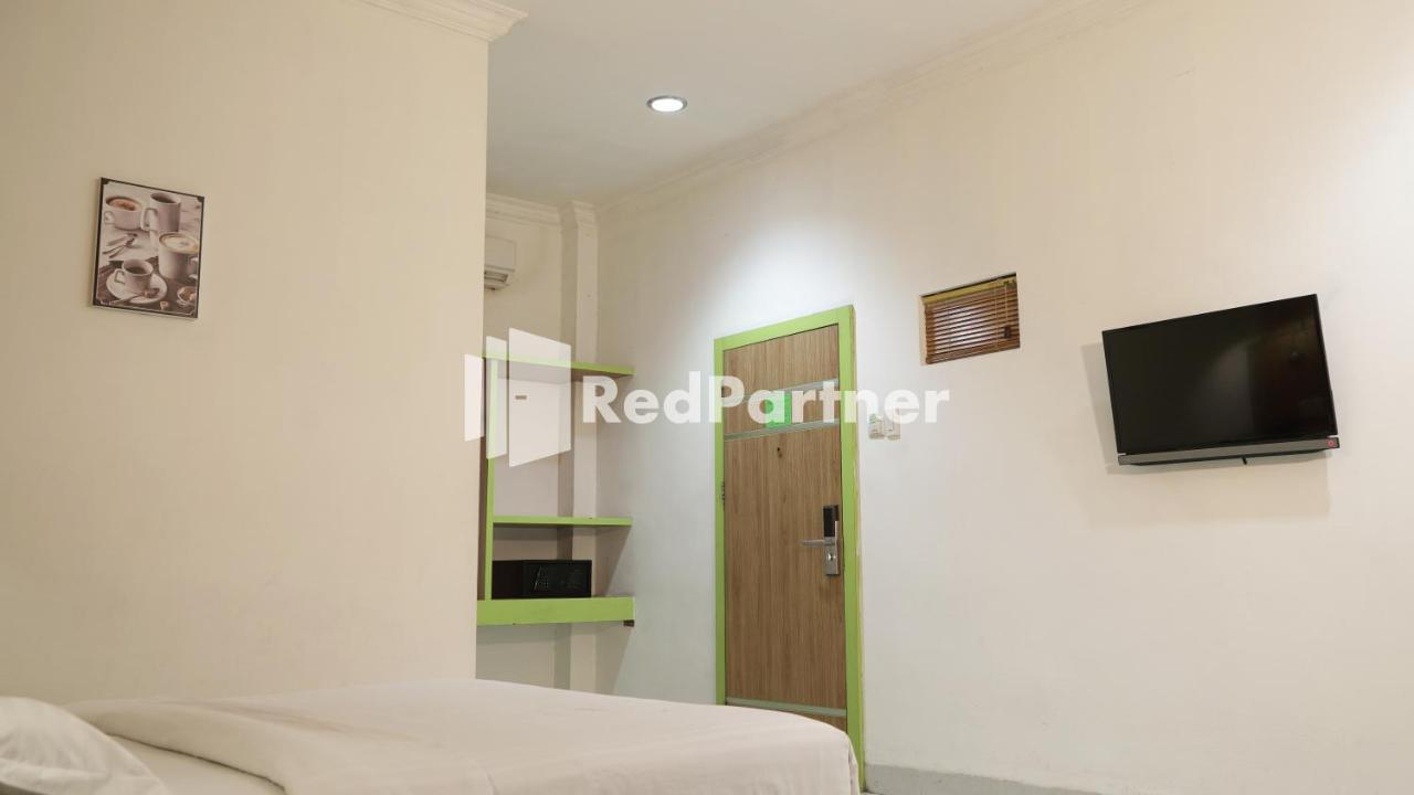 Wisma Sederhana Mitra Reddoorz Медан Екстер'єр фото