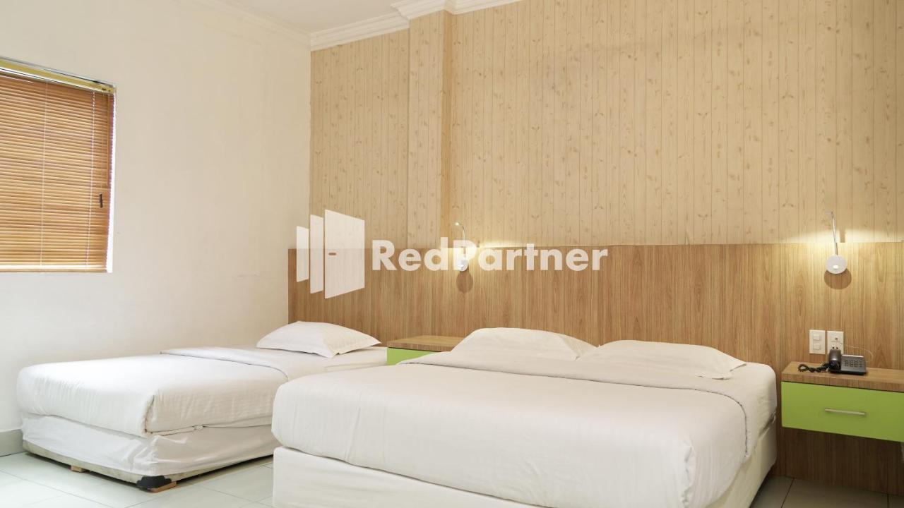 Wisma Sederhana Mitra Reddoorz Медан Екстер'єр фото