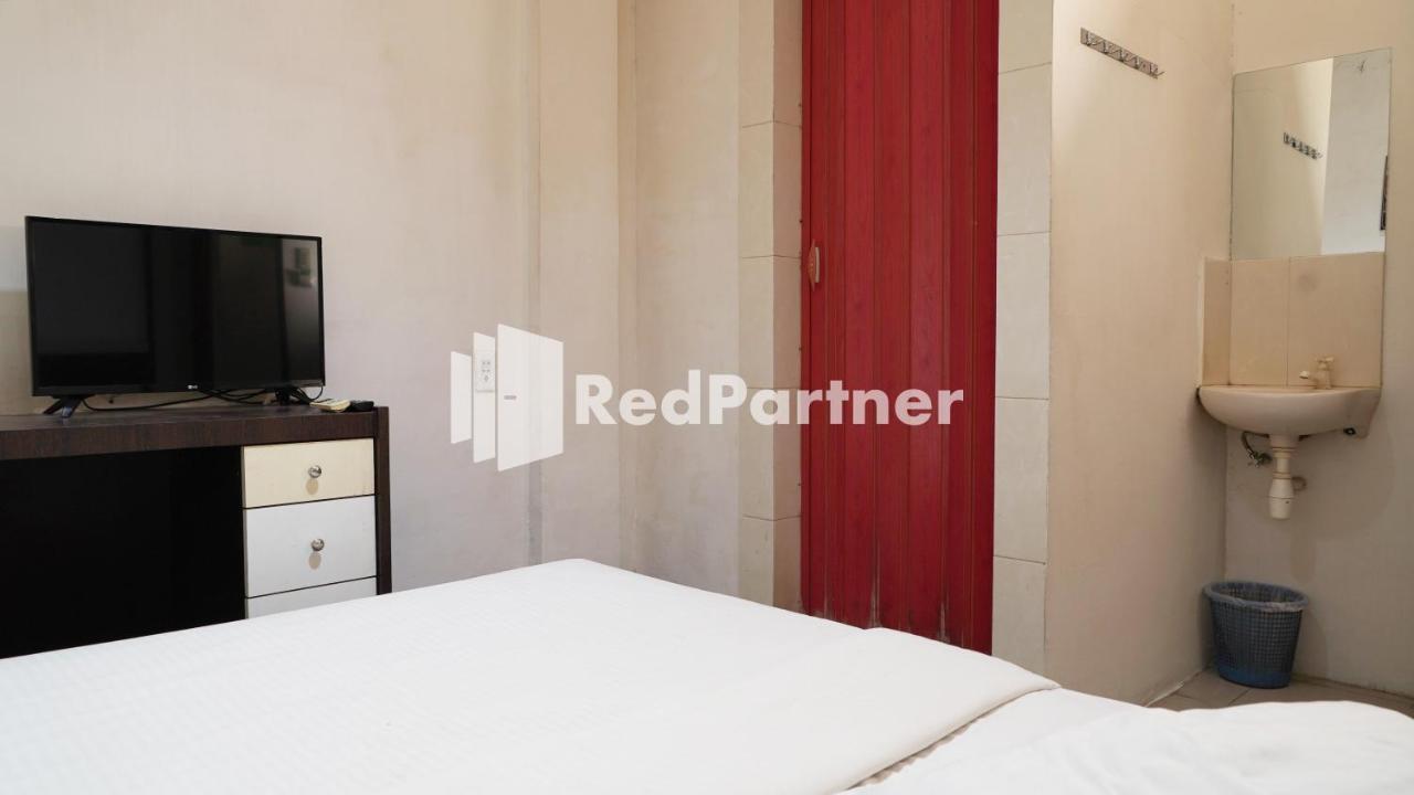 Wisma Sederhana Mitra Reddoorz Медан Екстер'єр фото