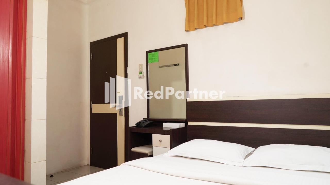Wisma Sederhana Mitra Reddoorz Медан Екстер'єр фото