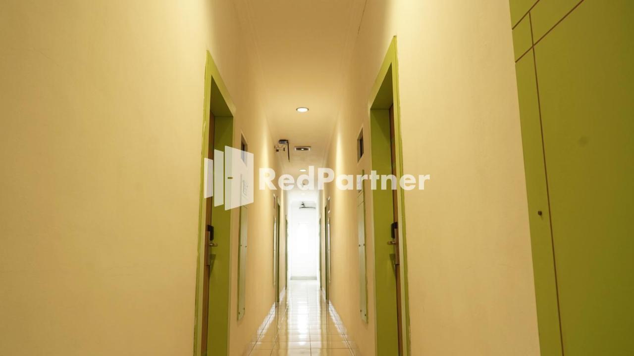 Wisma Sederhana Mitra Reddoorz Медан Екстер'єр фото
