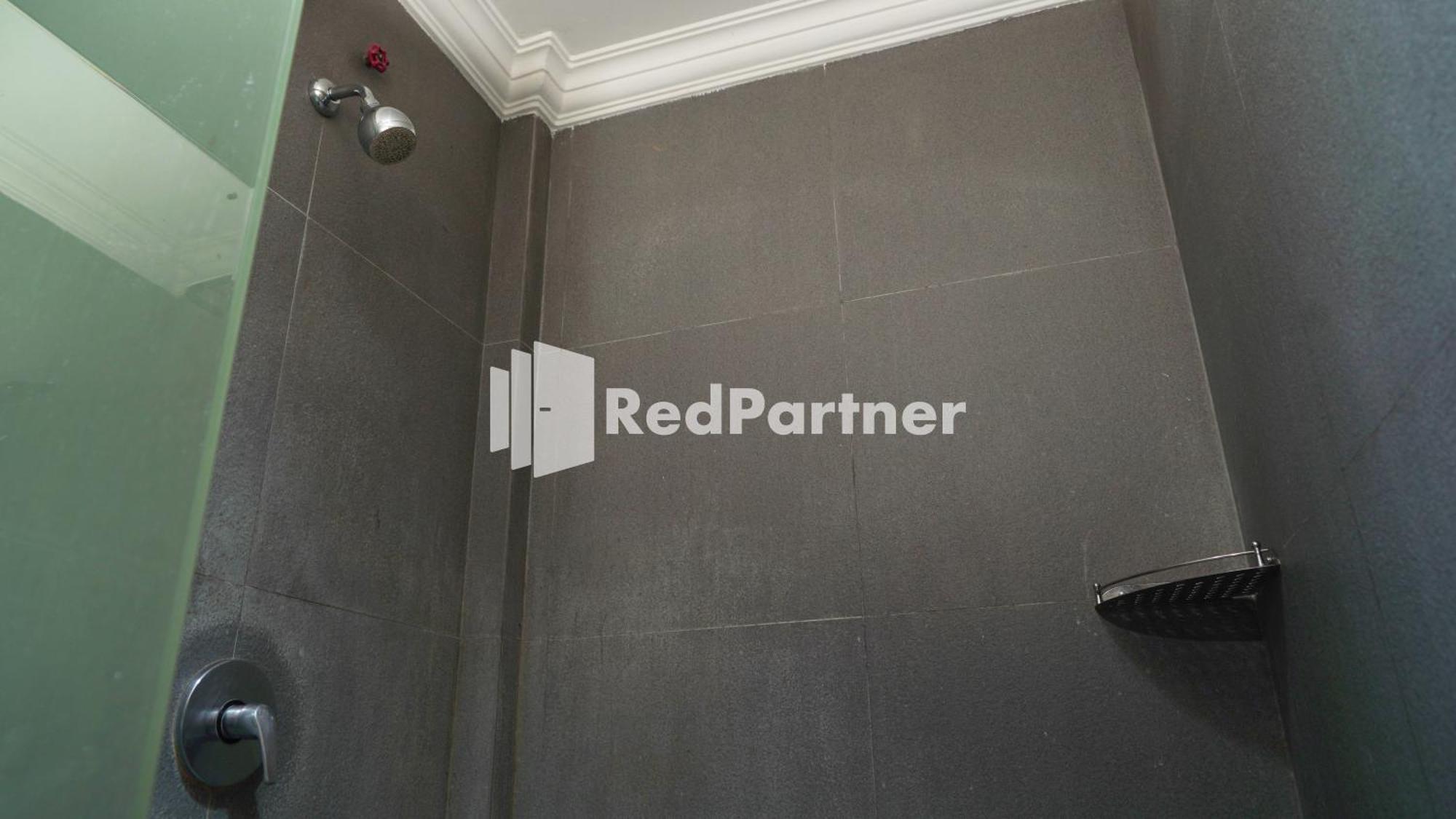 Wisma Sederhana Mitra Reddoorz Медан Номер фото