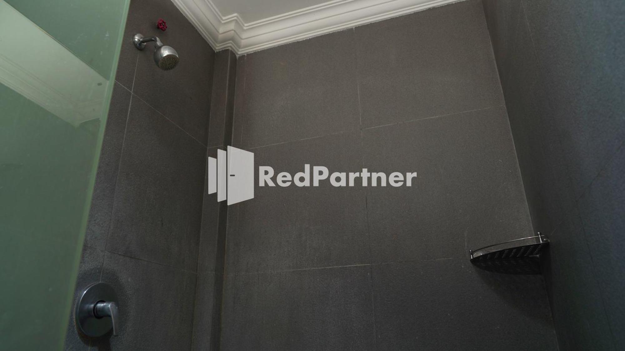 Wisma Sederhana Mitra Reddoorz Медан Номер фото