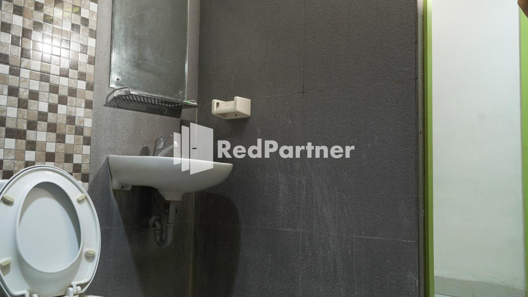Wisma Sederhana Mitra Reddoorz Медан Номер фото